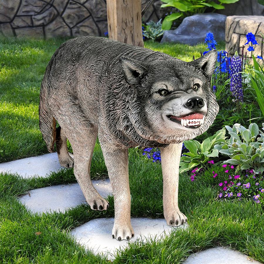 Call of the Wild: Growling Gray Wolf Statue